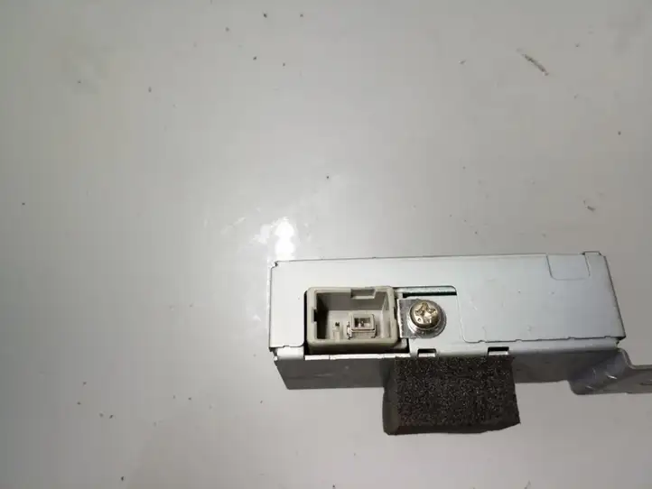 Mazda 6. (2009 - 2012)  GS2A669N0A Усилитель антенны