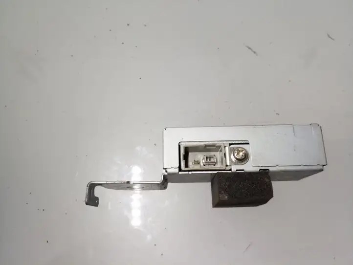 Mazda 6. (2009 - 2012)  GS2A669N0A Усилитель антенны