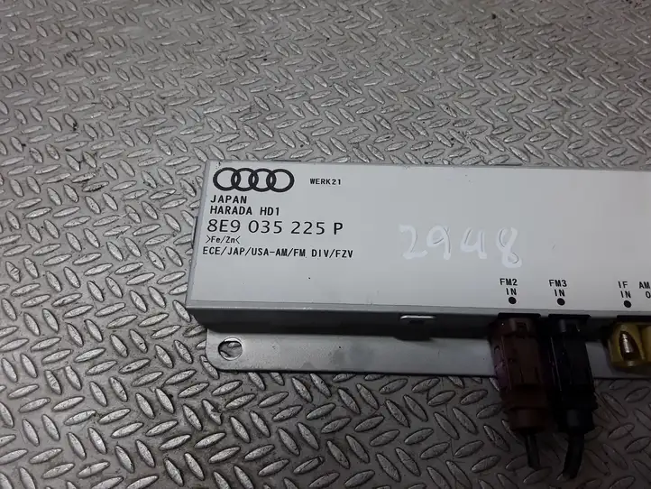 Audi A4 S4 B7 8E 8H (2004 - 2009) 8E9035225P Усилитель антенны — фото 3