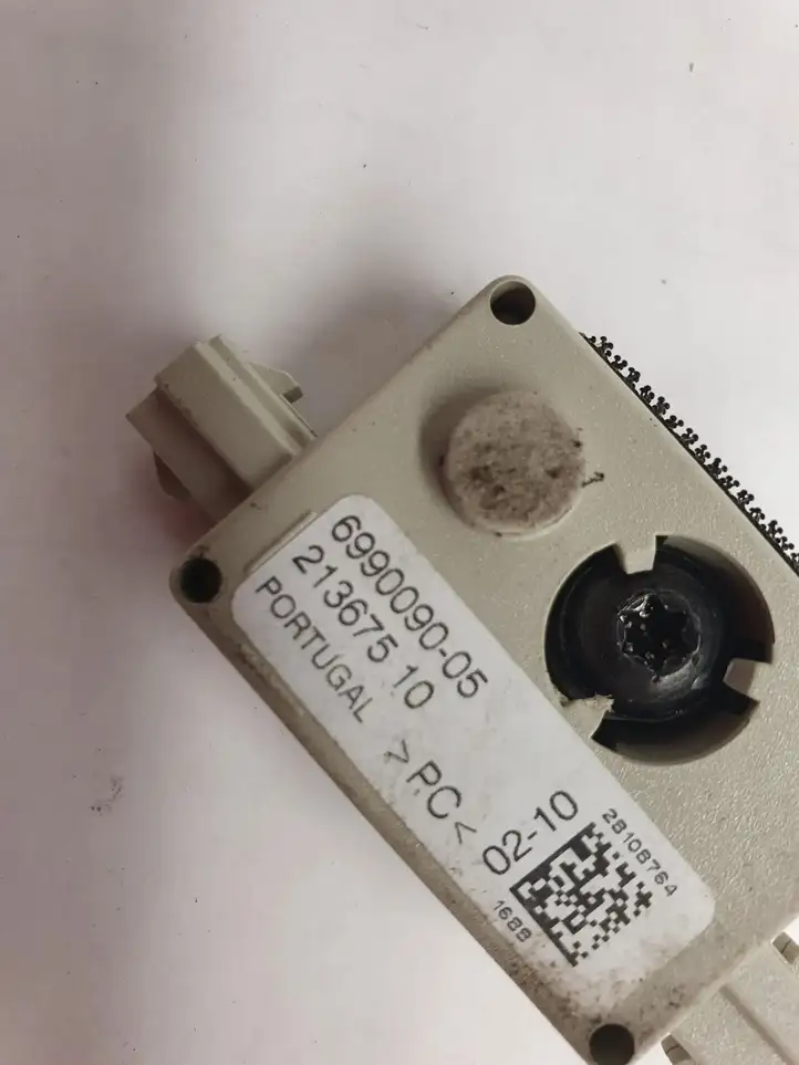 BMW 5 E60 E61 (2004 - 2010)  6990090 Усилитель антенны