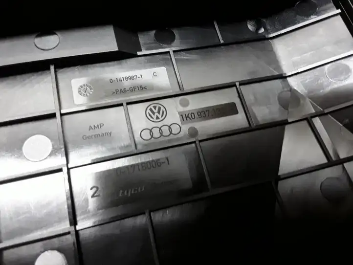 Volkswagen Eos (2006 - 2010) 1K0937132F Крышка ящика предохранителей — фото 3