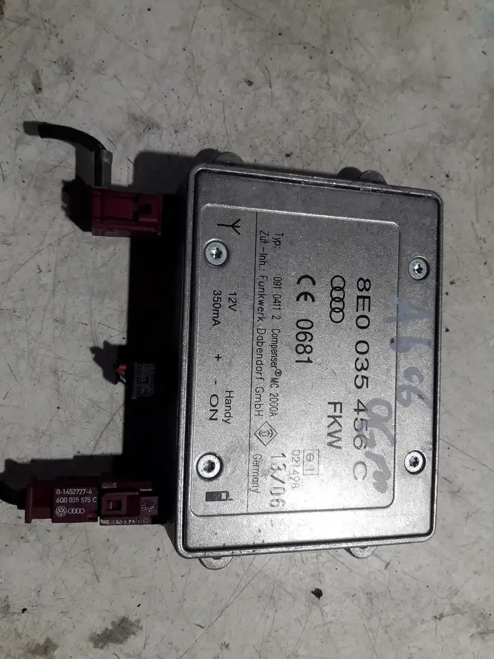 Audi A6 S6 C6 4F (2004 - 2008) 8E0035456C Усилитель антенны — фото 1