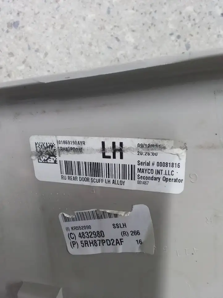 Chrysler Pacifica (2016 - ) 5RH87PD2AF Внутренняя отделка переднего порога — фото 2