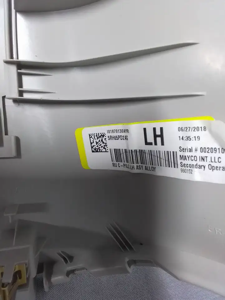 Chrysler Pacifica (2016 - ) 5RH65PD2AG Обшивка стойки C — фото 2