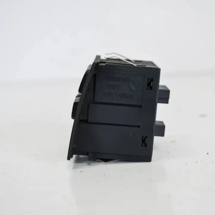 BMW 3 E90 E91 (2005 - 2012) 6945653 Кнопка фаркопа в багажнике — фото 2