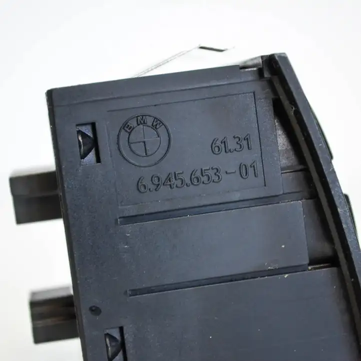 BMW 3 E90 E91 (2005 - 2012) 6945653 Кнопка фаркопа в багажнике — фото 4