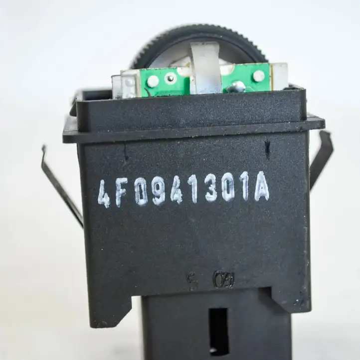 Audi A6 S6 C6 4F (2008 - 2011) 4F0941301A Кнопка фаркопа в багажнике — фото 4
