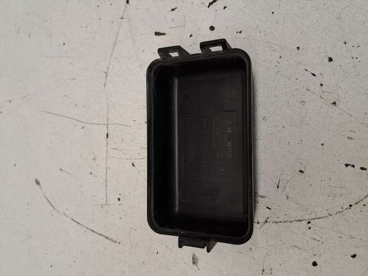 Toyota RAV 4 (XA40) (2012 - 2018)  8266248190 Крышка ящика предохранителей