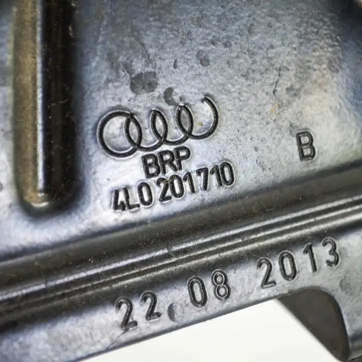 Audi Q7 4L (2009 - 2015) 4L0201710B Прочие детали моторного отсека — фото 3