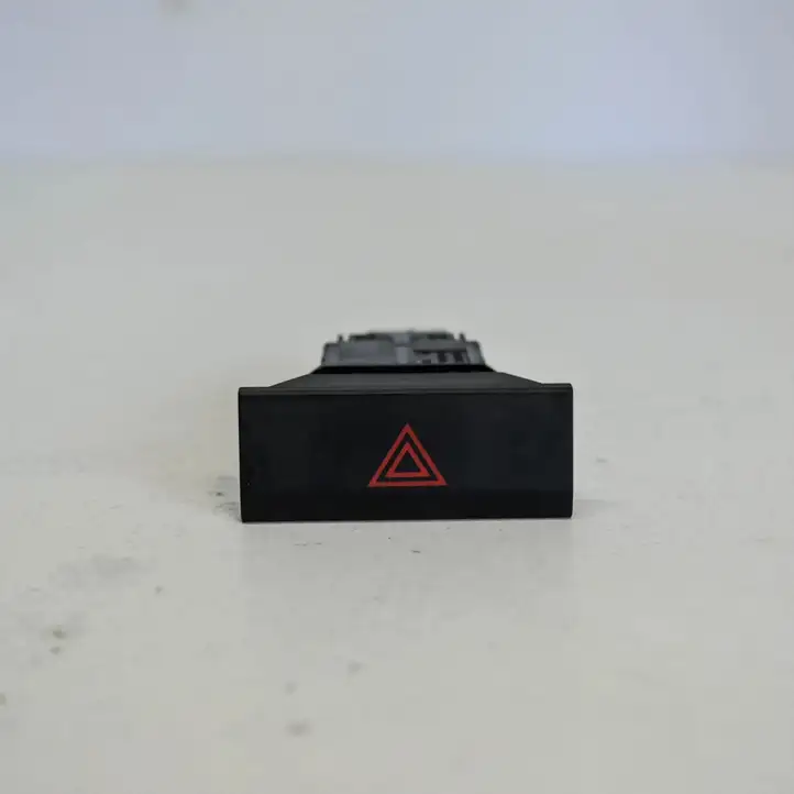 Seat Leon (5F) (2012 - 2019) 5F0953235B Кнопка фаркопа в багажнике — фото 2