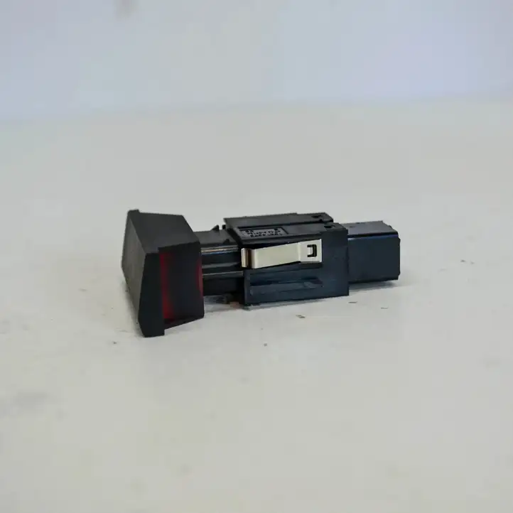 Seat Leon (5F) (2012 - 2019) 5F0953235B Кнопка фаркопа в багажнике — фото 3