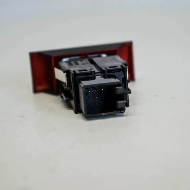 Seat Leon (5F) (2012 - 2019) 5F0953235B Кнопка фаркопа в багажнике — фото 4