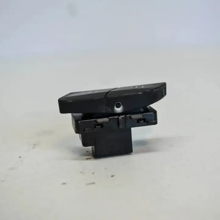 Seat Leon (5F) (2012 - 2019) 5F2962125 Кнопка фаркопа в багажнике — фото 2