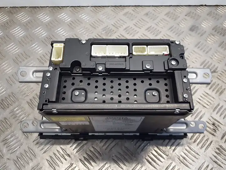 Toyota Prius (XW30) (2009 - 2015) 8612047300 Магнитола / мультимедийная система — фото 3