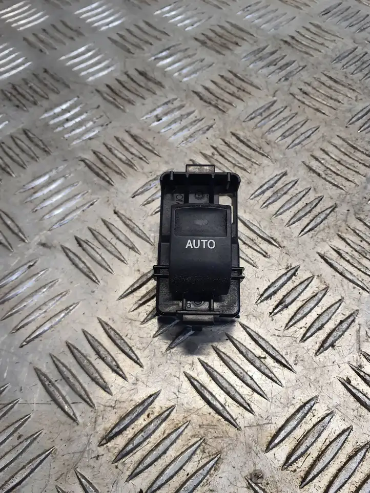 Toyota Prius (XW30) (2009 - 2015) Блок кнопок стеклоподъемников — фото 1