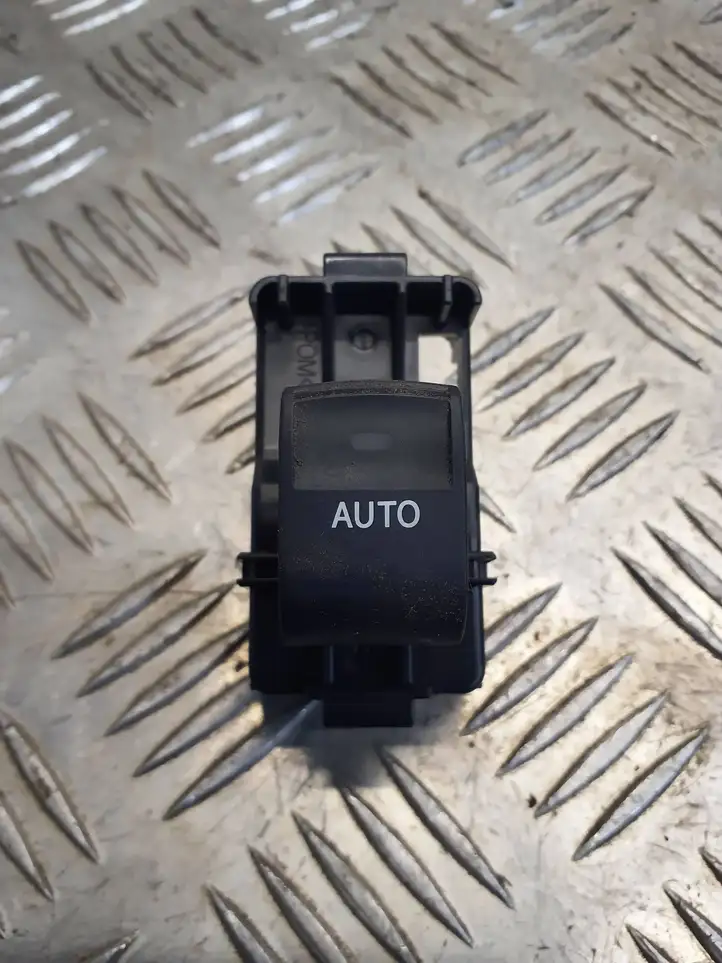 Toyota Prius (XW30) (2009 - 2015) Блок кнопок стеклоподъемников — фото 3
