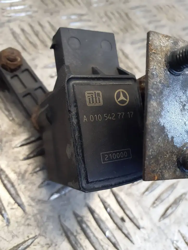 Mercedes-Benz C W203 (2000 - 2007) A0105427717 Датчик высоты фар — фото 8