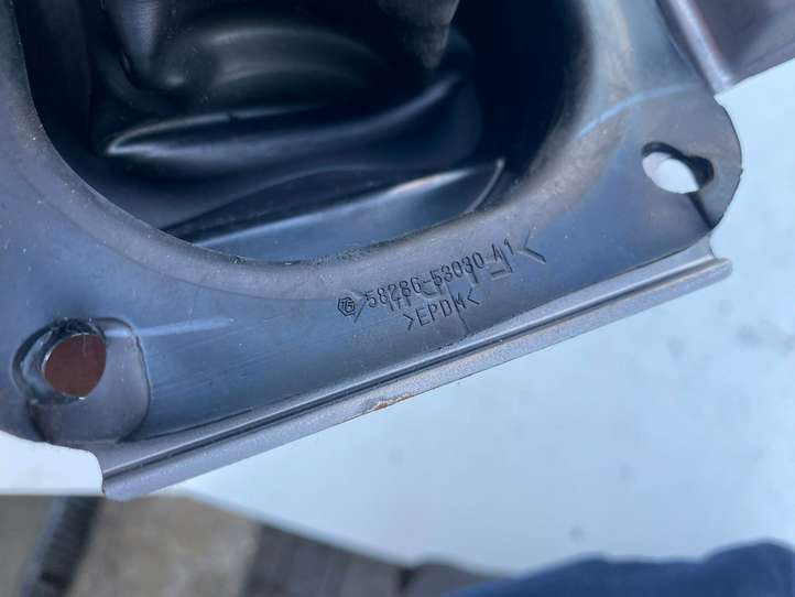 Lexus IS 220 (2005 - 2010)  5828653030 Отделка рычага переключения передач (кожа, головка)