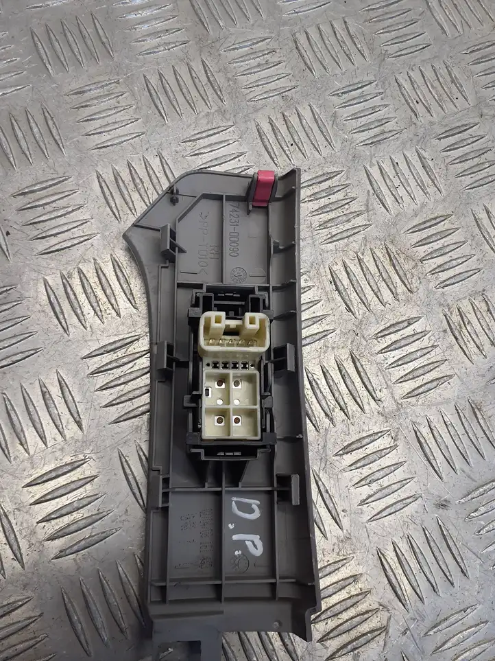 Toyota Yaris (2005 - 2009) 742310D090 Блок кнопок стеклоподъемников — фото 2