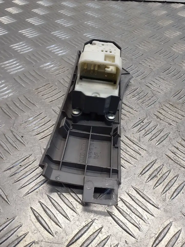 Toyota Yaris (2005 - 2009) Кнопка стеклоподъемников — фото 1
