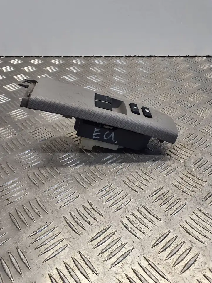 Toyota Yaris (2005 - 2009) Кнопка стеклоподъемников — фото 2