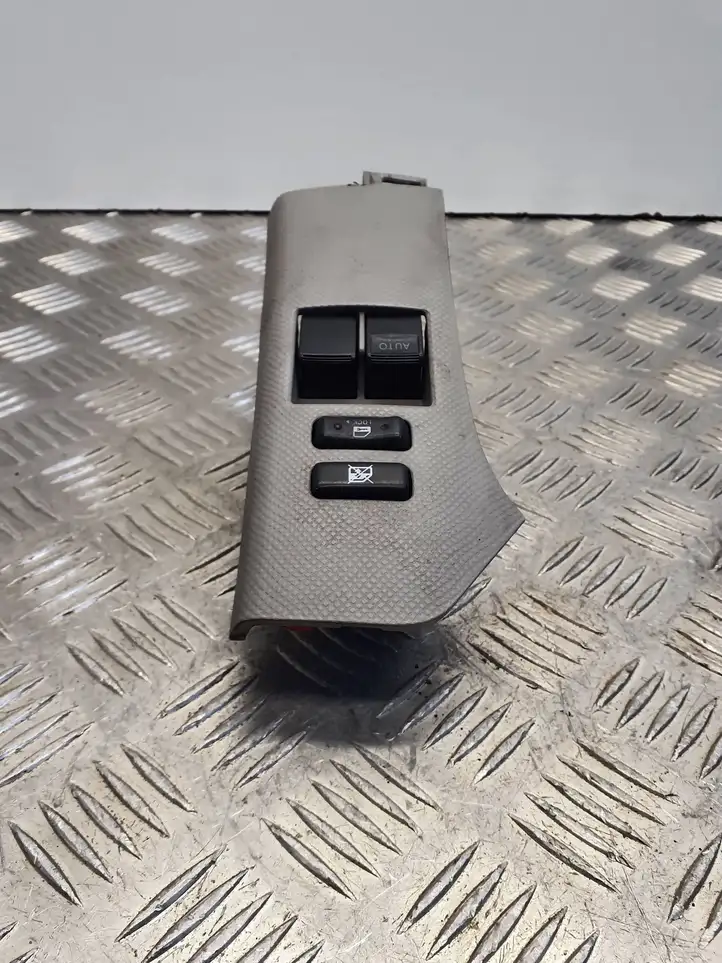 Toyota Yaris (2005 - 2009) Кнопка стеклоподъемников — фото 3