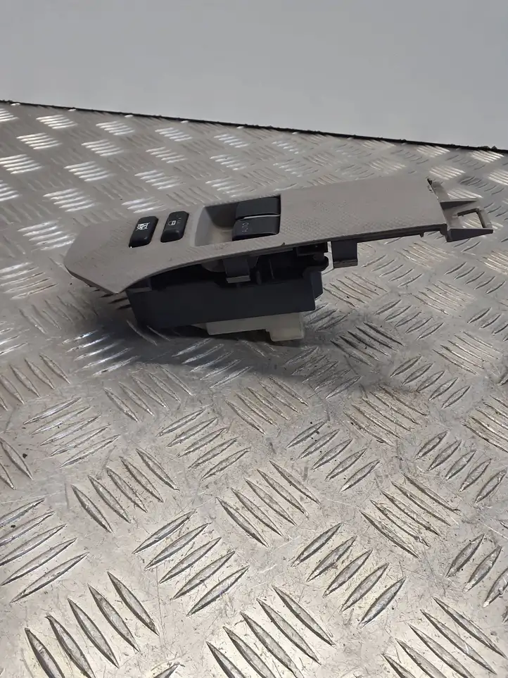 Toyota Yaris (2005 - 2009) Кнопка стеклоподъемников — фото 4