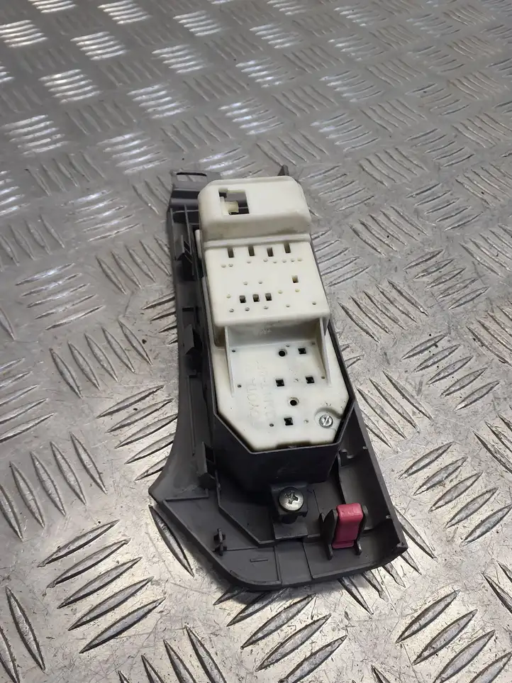 Toyota Yaris (2005 - 2009) Кнопка стеклоподъемников — фото 5
