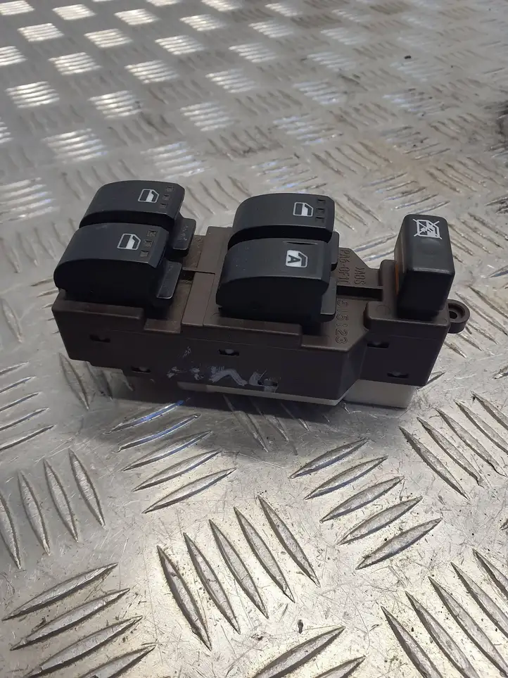 Daihatsu Terios (2006 - 2009) 84820B4020 Кнопка стеклоподъемников — фото 1