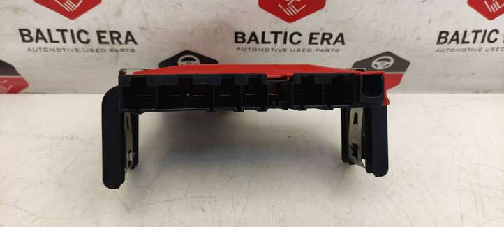 BMW 5 F10 F11 (2009 - 2016)  9240490 Узел подключения плюсовых проводов