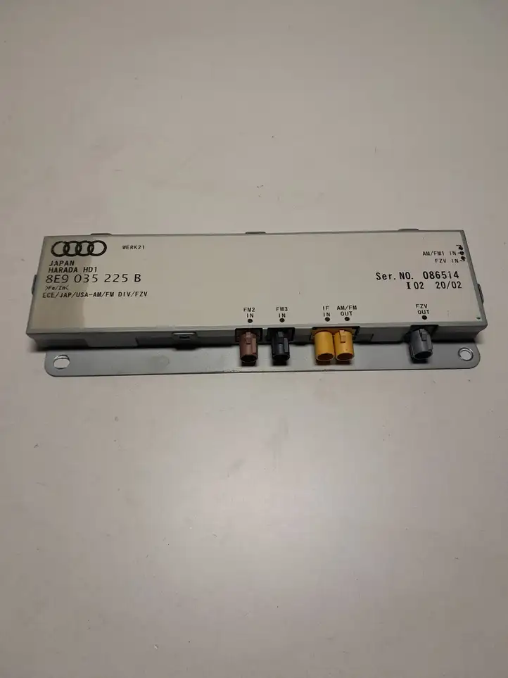 Audi A4 S4 B6 8E 8H (2000 - 2006) 8E9035225B Усилитель антенны — фото 1