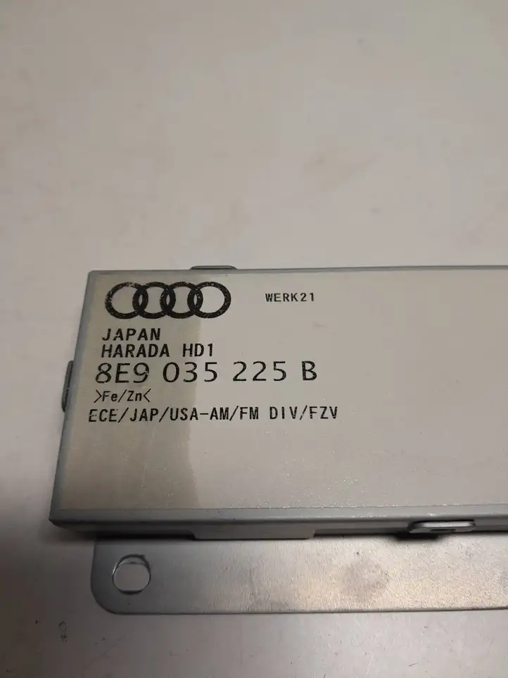 Audi A4 S4 B6 8E 8H (2000 - 2006) 8E9035225B Усилитель антенны — фото 2