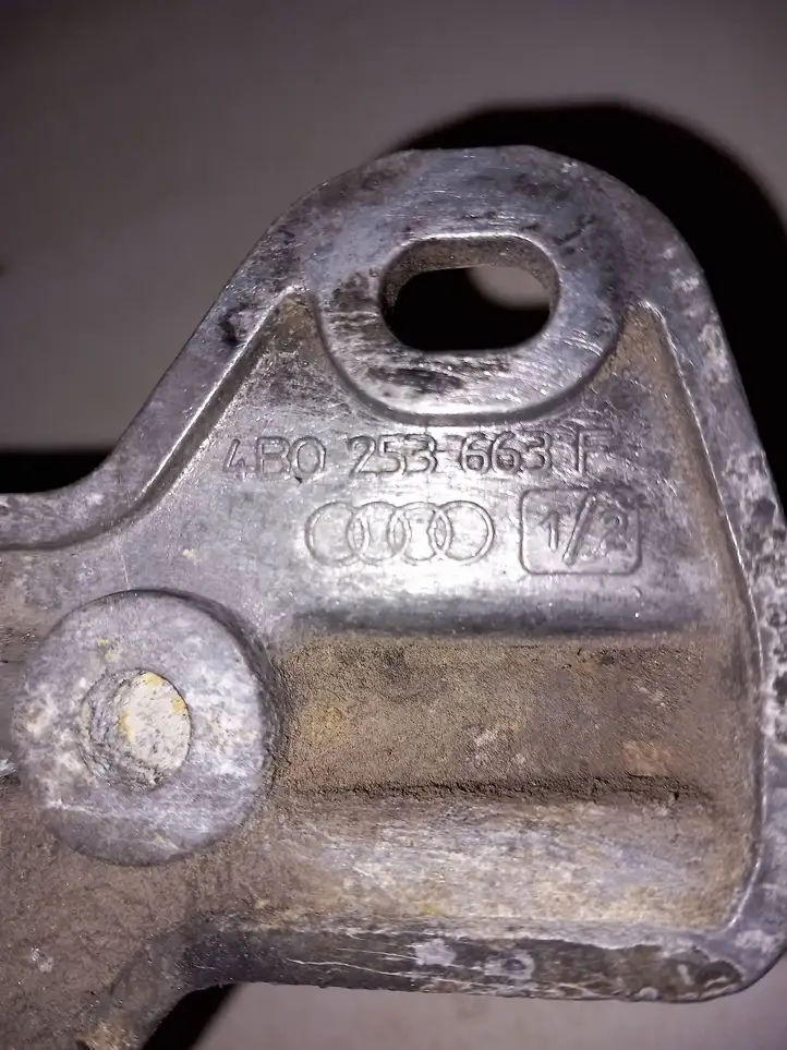Audi A4 S4 B6 8E 8H (2000 - 2006) 8E0253147 Кронштейн глушителя — фото 3