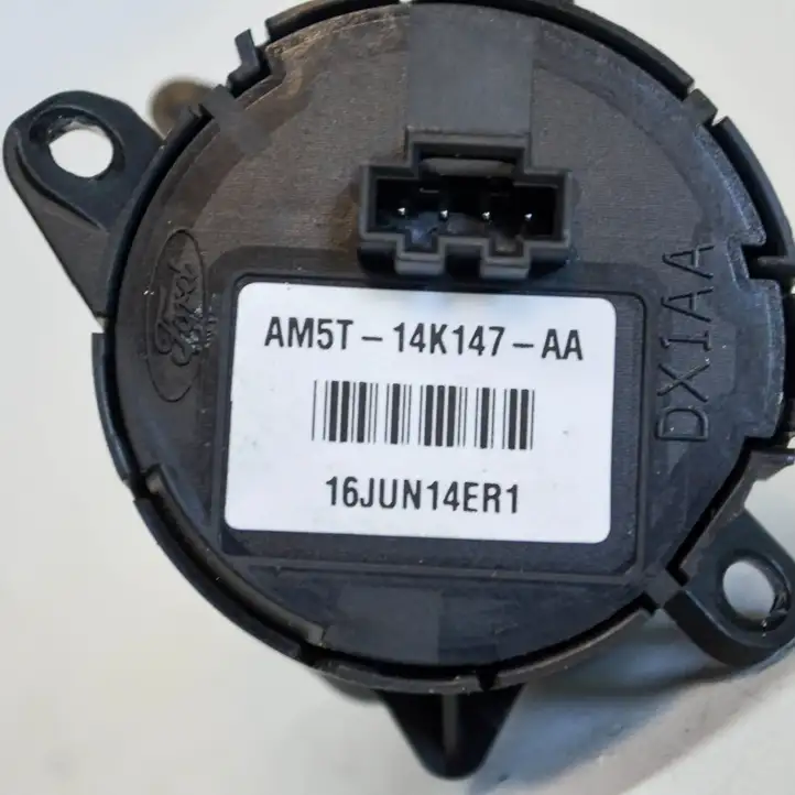 Ford Kuga II (2013 - 2019) AM5T14K147AA Кнопка фаркопа в багажнике — фото 4