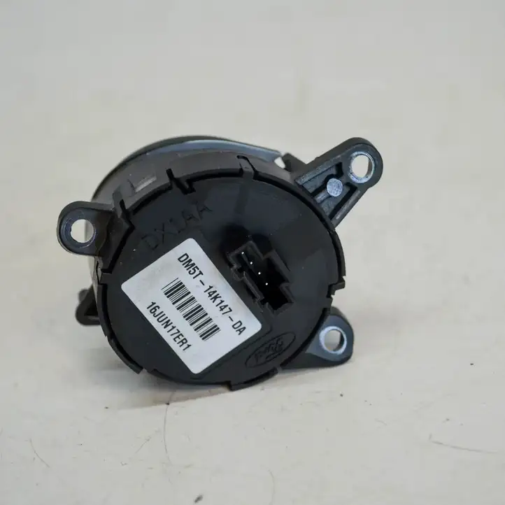 Ford Kuga II (2013 - 2019) DM5T14K147DA Кнопка фаркопа в багажнике — фото 2