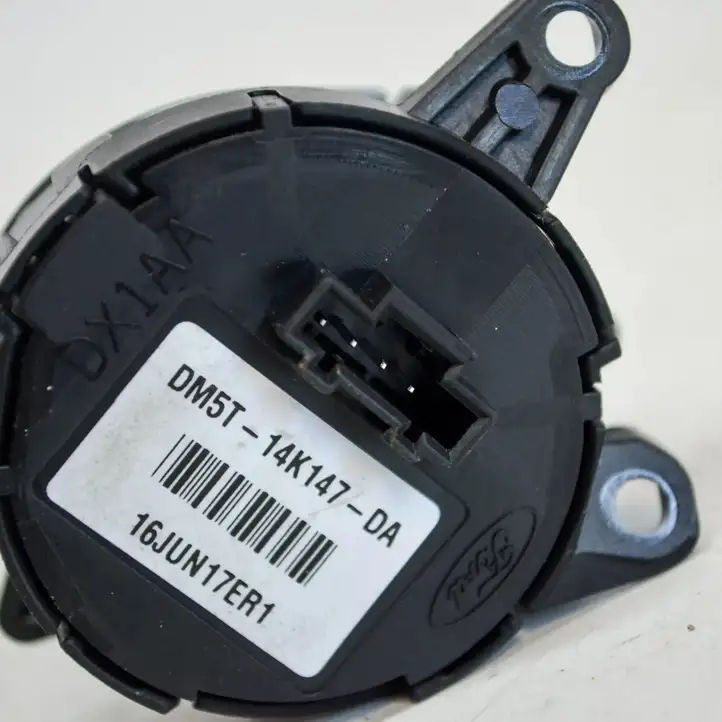 Ford Kuga II (2013 - 2019) DM5T14K147DA Кнопка фаркопа в багажнике — фото 3