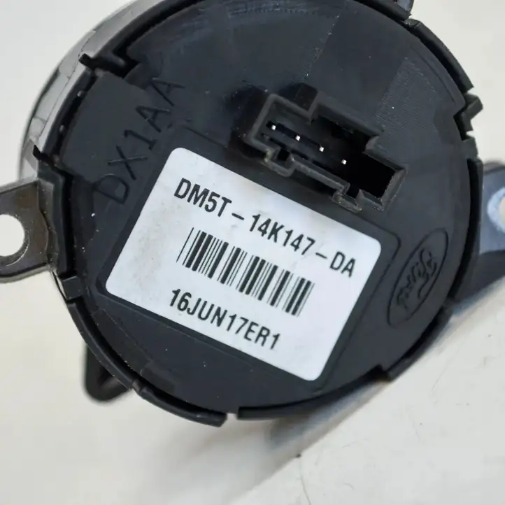 Ford Kuga II (2013 - 2019) DM5T14K147DA Кнопка фаркопа в багажнике — фото 4