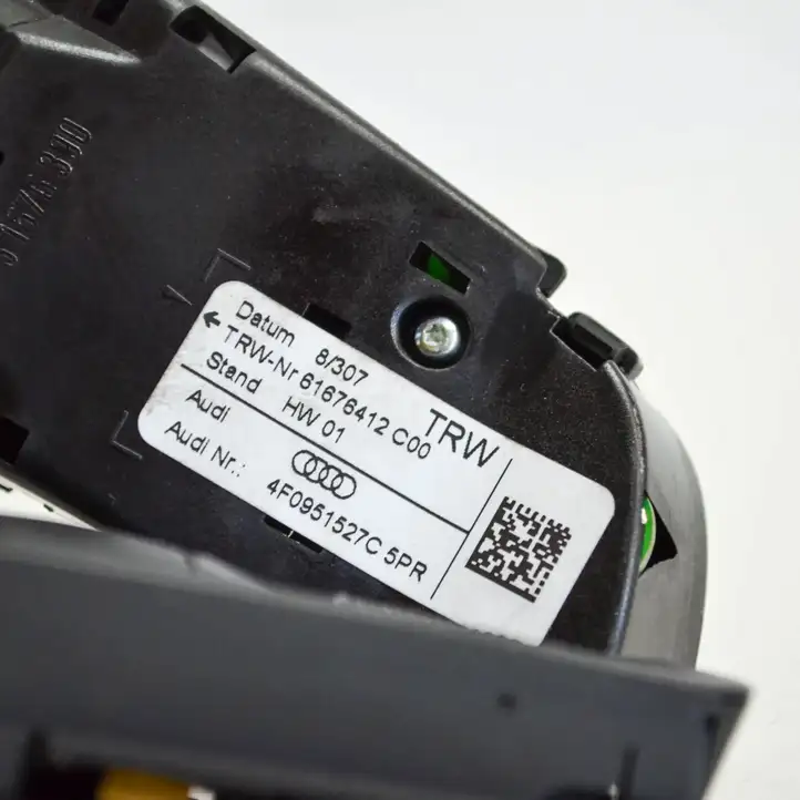 Audi A6 S6 C6 4F (2008 - 2011) 4F0951527C4F0951527D Кнопка фаркопа в багажнике — фото 4