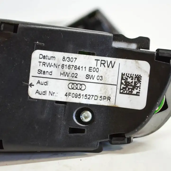 Audi A6 S6 C6 4F (2008 - 2011) 4F0951527C4F0951527D Кнопка фаркопа в багажнике — фото 5