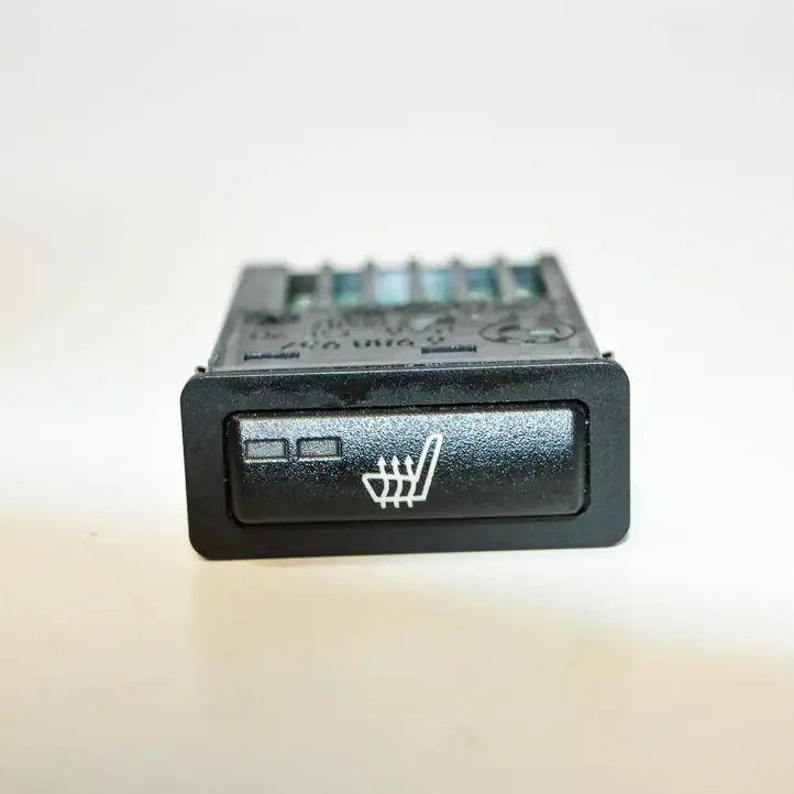 BMW X5 E70 (2006 - 2013) 6988957 Кнопка фаркопа в багажнике — фото 4