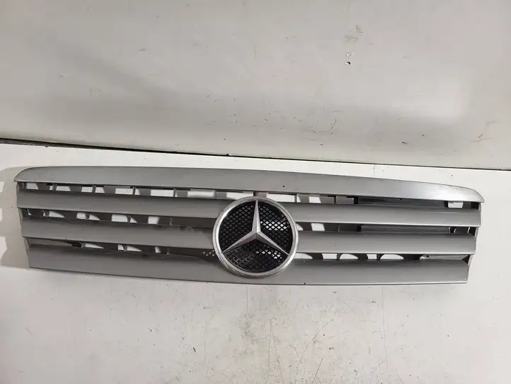 Mercedes-Benz A W168 (1997 - 2004) 688800083 Верхняя решетка радиатора — фото 1