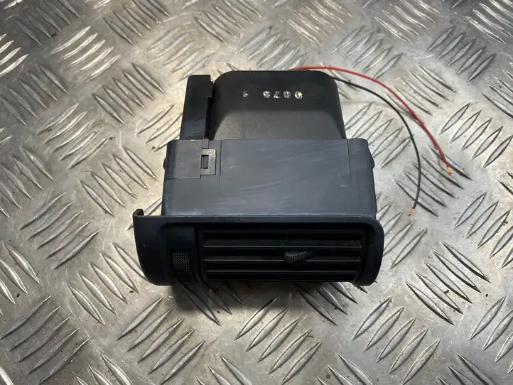 Audi A4 S4 B5 8D (1999 - 2001) 8D1820901A Боковой воздушный дефлектор — фото 6