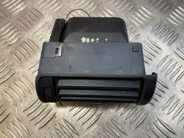 Audi A4 S4 B5 8D (1999 - 2001) 8D1820902B Боковой воздушный дефлектор — фото 1
