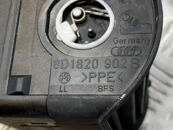 Audi A4 S4 B5 8D (1999 - 2001) 8D1820902B Боковой воздушный дефлектор — фото 2