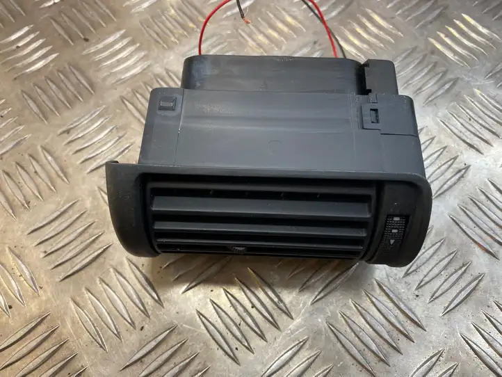 Audi A4 S4 B5 8D (1999 - 2001) 8D1820902B Боковой воздушный дефлектор — фото 4