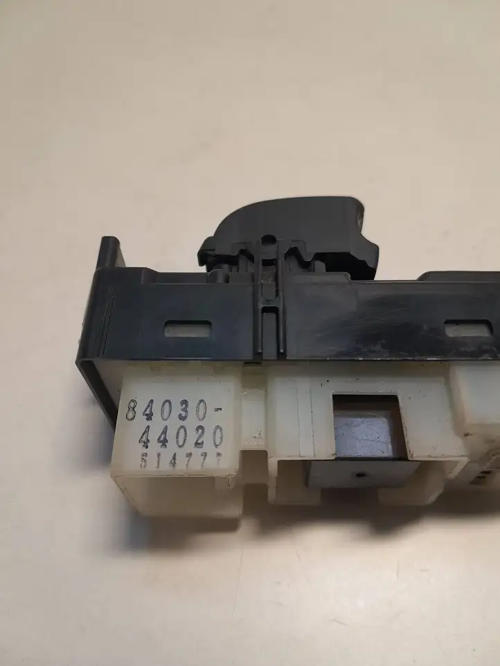 Toyota Avensis Verso (2004 - 2009) 84030 Блок кнопок стеклоподъемников — фото 2