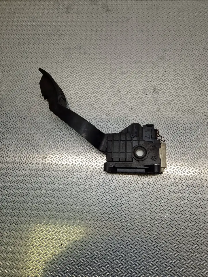 Opel Corsa D (2006 - 2010) 13305804 Педаль акселератора — фото 1