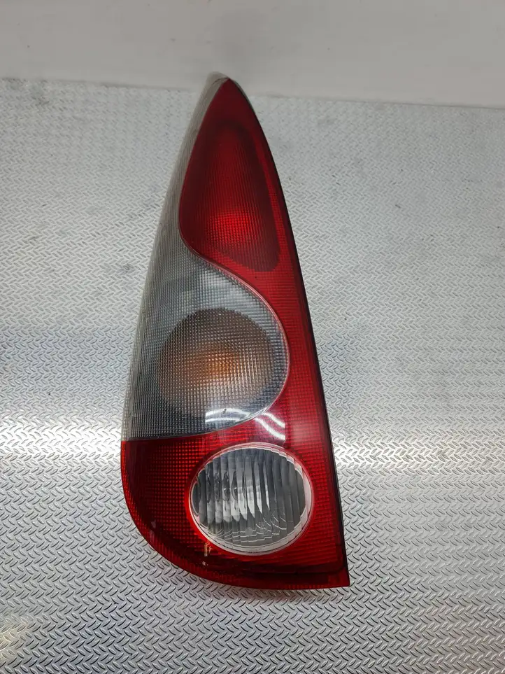 Toyota Yaris Verso (1999 - 2005) E13 9637 Задний фонарь в кузове — фото 1