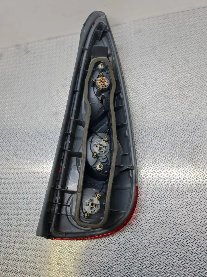 Toyota Yaris Verso (1999 - 2005) E13 9637 Задний фонарь в кузове — фото 3