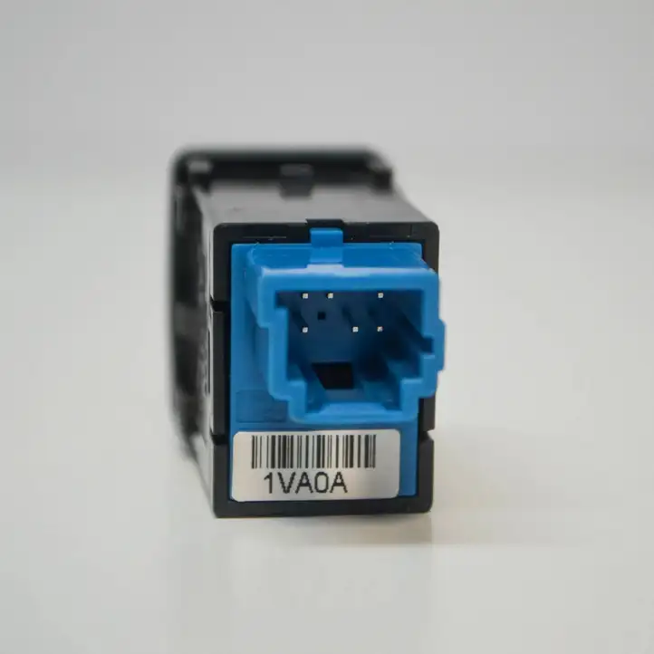 Nissan Juke I F15 (2010 - 2018) 50618A1VA0A Кнопка фаркопа в багажнике — фото 3